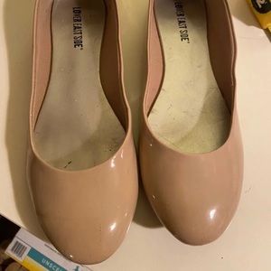 *SOLD* Nude Faux Leather Shiny Flats, size 9